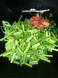 美味的蒜薹炒羊肉片做法图解5)