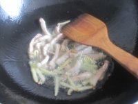 家常菜肉丝蒜薹做法图解4)