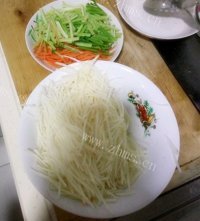 家常菜芹菜土豆丝做法图解4)
