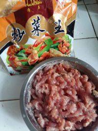 家常胡萝卜蒜苔炒肉丝做法图解1)
