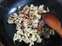 家常菜菜花炒肉做法图解6)