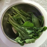 美味的小白菜豆腐汤做法图解2)