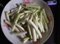 家常菜大蒜炒肉丝做法图解1)