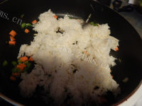 美味的肉末炒饭做法图解7)