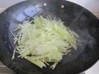 莴笋炒鸡蛋做法图解6)