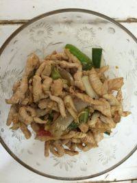 家常菜黑木耳炒肉丝做法图解2)