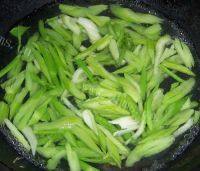 美味的香干芹菜做法图解5)