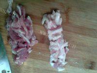 家常菜酸菜炒肉片做法图解1)