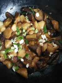 家常菜茄子炖土豆做法图解10)