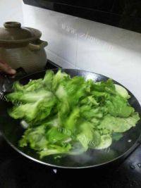 清淡的蒜蓉生菜做法图解2)