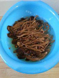 美味的茶树菇焖鸡翅做法图解1)