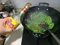 家常菜荷兰豆炒肉丝做法图解5)