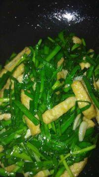 诱人的韭菜炒豆腐
