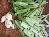 家常菜鱿鱼炒芹菜做法图解2)