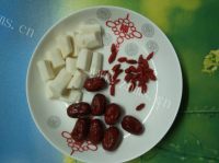 养生的山药红枣枸杞排骨汤的做法图解二