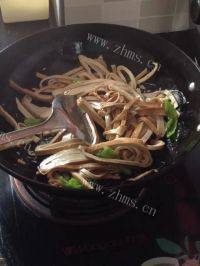 好吃的青椒炒豆干做法图解6)