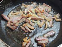 家常菜腊肉炒芹菜做法图解5)