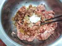 自制胡萝卜猪肉饺子做法图解2)