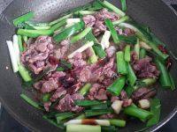 家常菜蒜苗炒牛肉做法图解6)