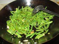 家常菜蚝油炒豆角做法图解9)