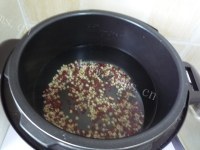 喷香的红豆薏米粥做法图解3)