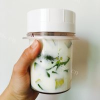 新鲜的牛油果奶昔 减肥做法图解3)