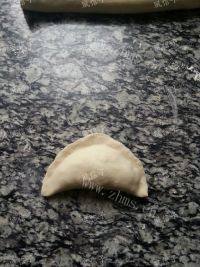 味道不错的韭菜盒子做法图解15)