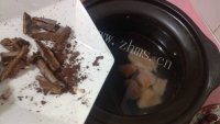 营养灵芝枸杞鸡肉汤做法图解7)