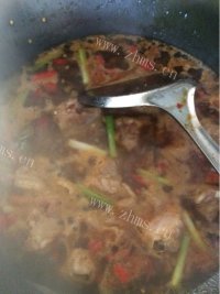 喷香的土豆焖鸡块做法图解4)