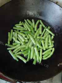 口感极佳的凉拌四季豆做法图解2)