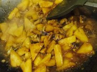 美味的菠萝炒鸡腿肉做法图解5)