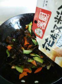 家常菜黑木耳炒肉做法图解10)