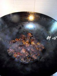 美味的青椒炒鸡腿做法图解8)