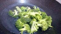 诱人的菜花炒肉做法图解4)