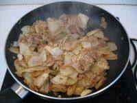 家常菜辣白菜炒土豆片