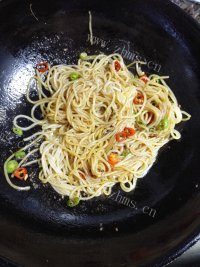 回味无穷的肉末酸豆角粉条做法图解9)