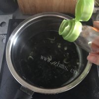 美味营养的虾皮紫菜汤做法图解7)