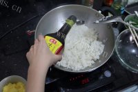 美味的酱油炒饭做法图解4)