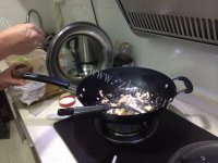 家常菜芹菜炒肉做法图解2)