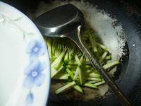 家常菜虾皮炒西葫芦做法图解4)