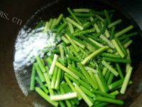 家常菜蒜苔炒肉做法图解2)