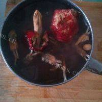 爱美食-红菇瘦肉汤的做法图解三