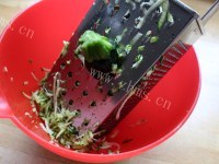 美味的三鲜包子做法图解4)