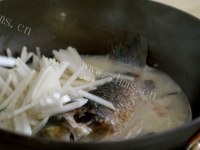 萝卜丝鲫鱼汤做法图解7)
