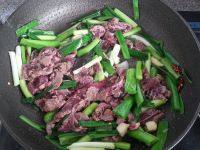 家常菜蒜苗炒牛肉做法图解5)