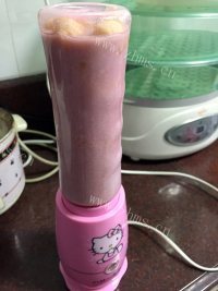 美味莓汁苹果奶昔做法图解5)