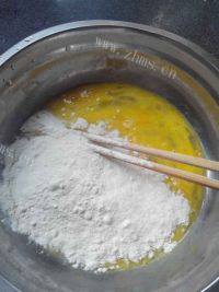 色味俱佳的煎鸡蛋饼做法图解2)