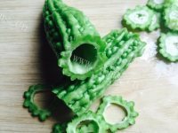 美味的凉拌苦瓜做法图解3)