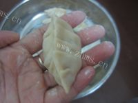 色香味俱全的韭菜肉饺子做法图解7)