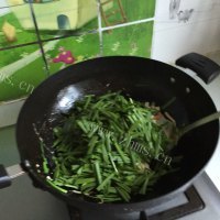家常菜韭菜炒豆干做法图解10)